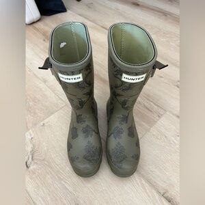 HUNTER Women’s Short Rain Boot Floral Olive Green Size 5
